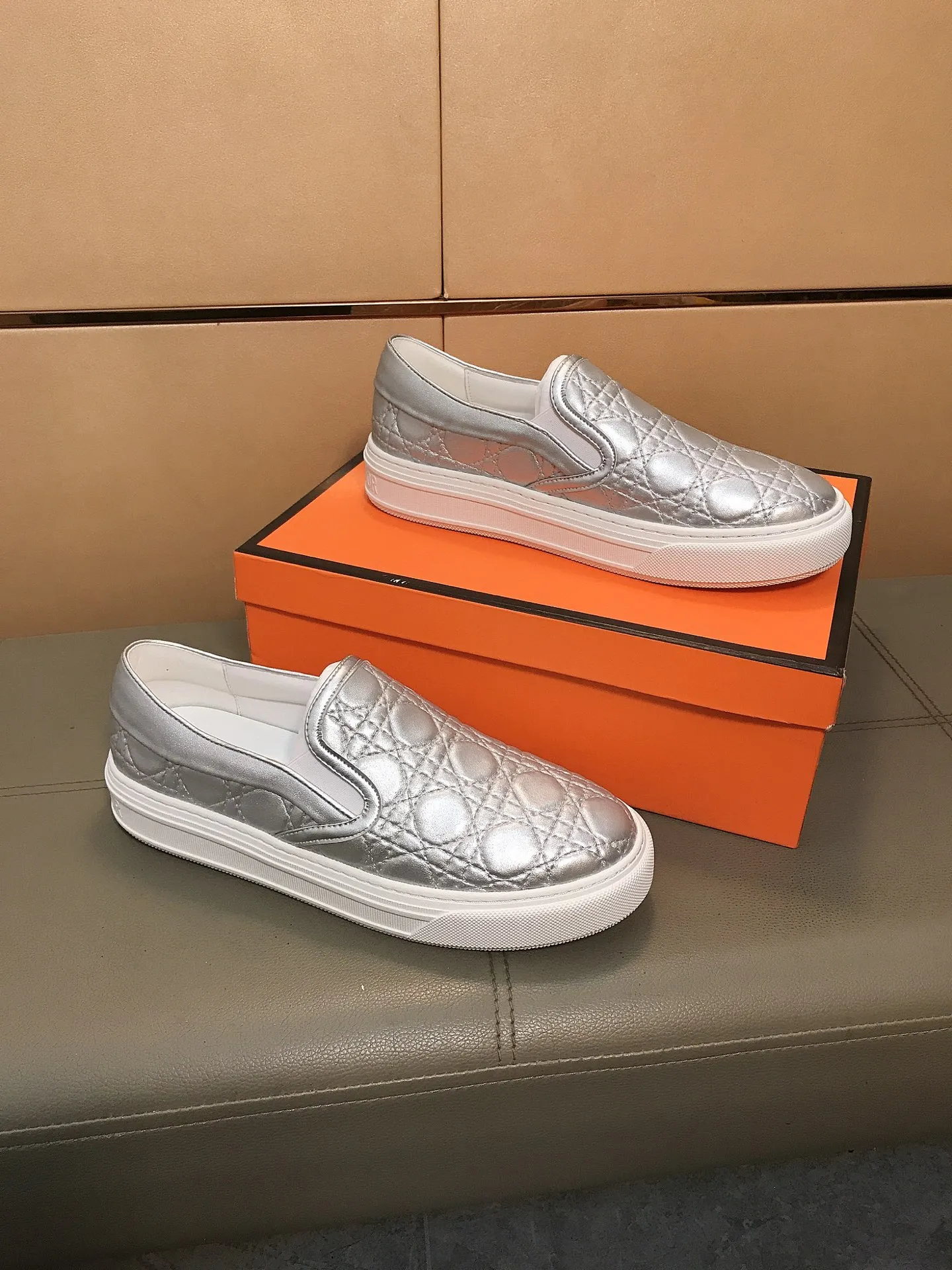 Factory price 400 🔥🔥 (Dior) new men's casual sports shoes 👣 Full of charm, luxury style gentleman's shoes Upper: Made of embossed cowhide imported from Italy, breathable leather lining. Brand wear-resistant soles; with classic logo💋The whole pair of shoes is fashionable and casual without losing high-end style🎈🎈Size: 39-44 (45.46 can be customized)